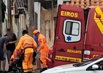 Homem de 64 anos é atingido por veículo sem condutor na região