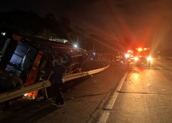 Ônibus com 41 pessoas tomba na BR-381 e motorista é encaminhado ao hospital