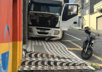 Carreta colide com muro de escola no centro de Poços de Caldas