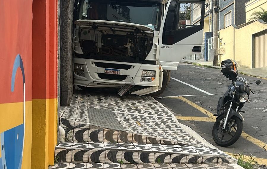 Carreta colide com muro de escola no centro de Poços de Caldas