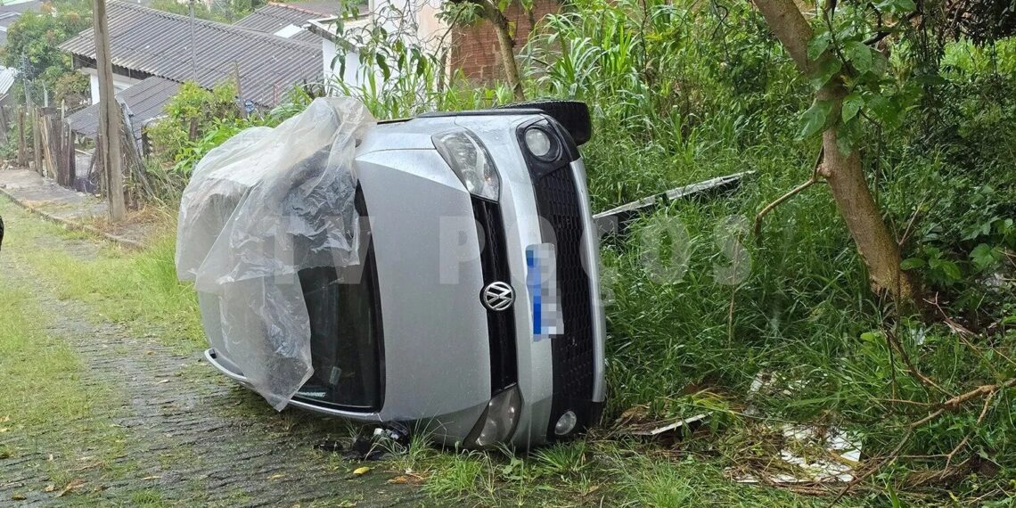 Carro tomba após perder controle em Poços de Caldas