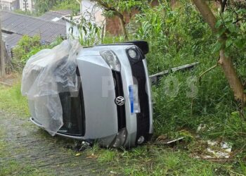 Carro tomba após perder controle em Poços de Caldas