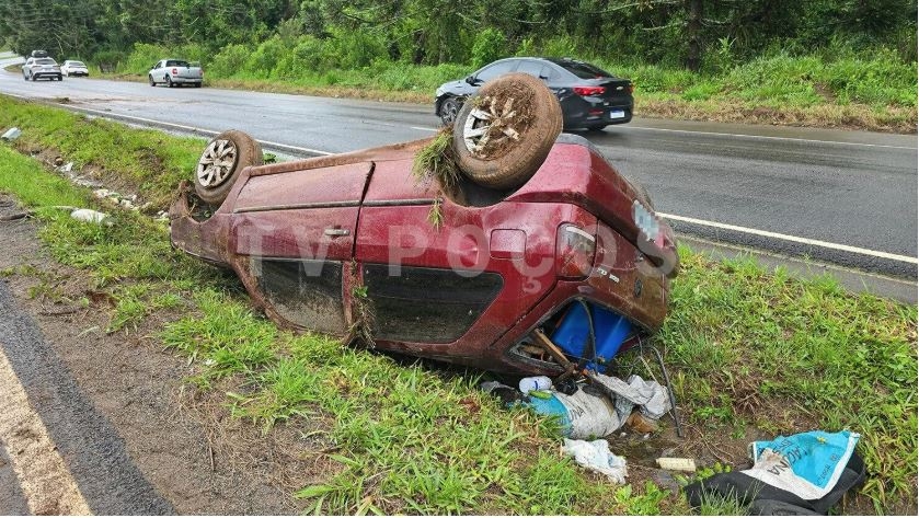 Carro capota na BR-267 em Poços de Caldas próximo à Unifal