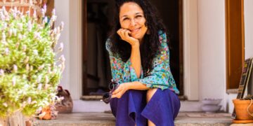 Artista plástica poços-caldense tem trajetória artística premiada pelo Governo de Minas