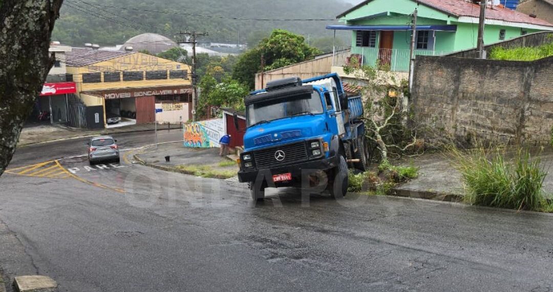 Susto: caminhão derrapa, volta de ré e bate em árvore na zona leste de Poços