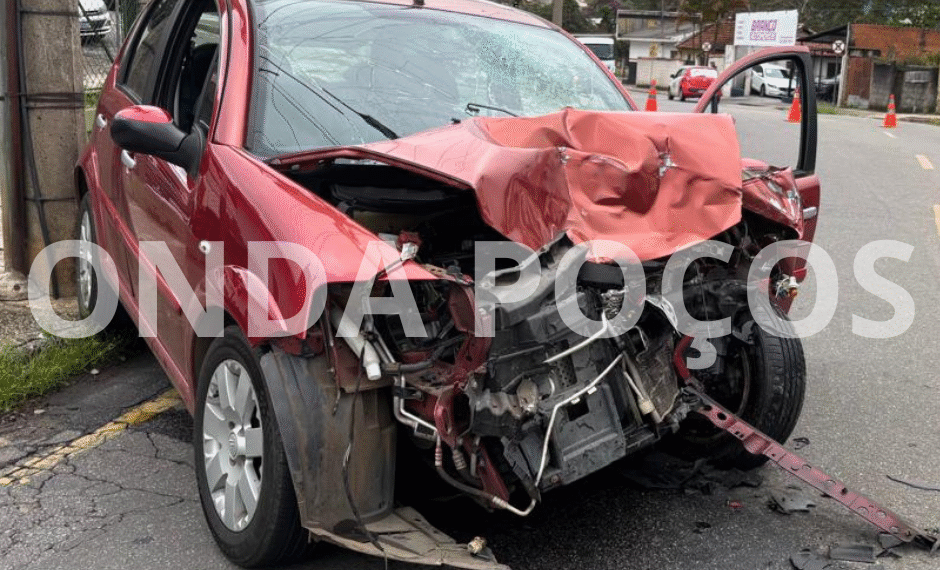 Acidente grave deixa dois feridos em cruzamento de Poços de Caldas