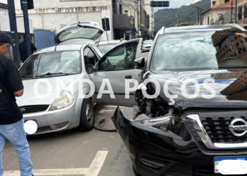 Motorista provoca acidente ao abrir porta de carro no trânsito de Poços