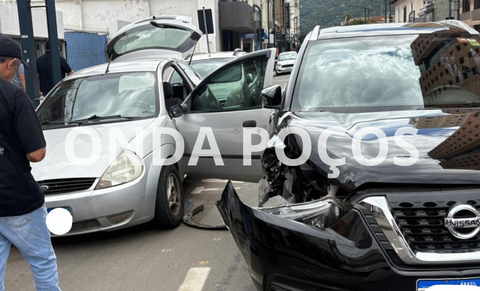 Motorista provoca acidente ao abrir porta de carro no trânsito de Poços