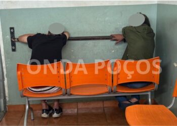 PM de Poços recupera moto furtada e prende suspeitos; drogas também foram apreendidas