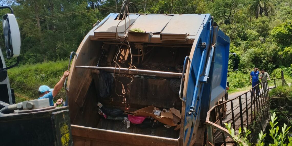 VÍDEO: ponte de madeira cede e caminhão de lixo afunda na zona rural de Poços