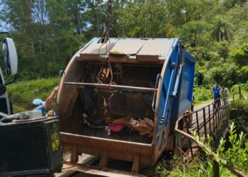 VÍDEO: ponte de madeira cede e caminhão de lixo afunda na zona rural de Poços
