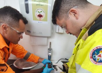Paciente fica com anel preso no dedo e precisa de socorro dos Bombeiros