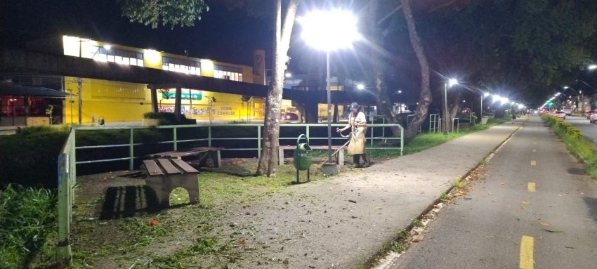 Prefeitura inicia corte noturno de vegetação em Poços de Caldas