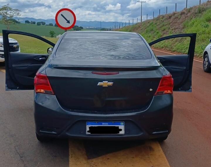 Polícia Militar intercepta veículo e prende três suspeitos de furtos em farmácias na região