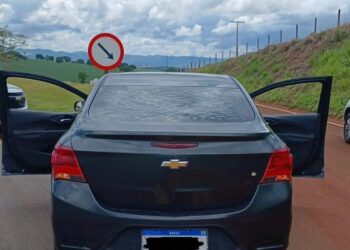 Polícia Militar intercepta veículo e prende três suspeitos de furtos em farmácias na região