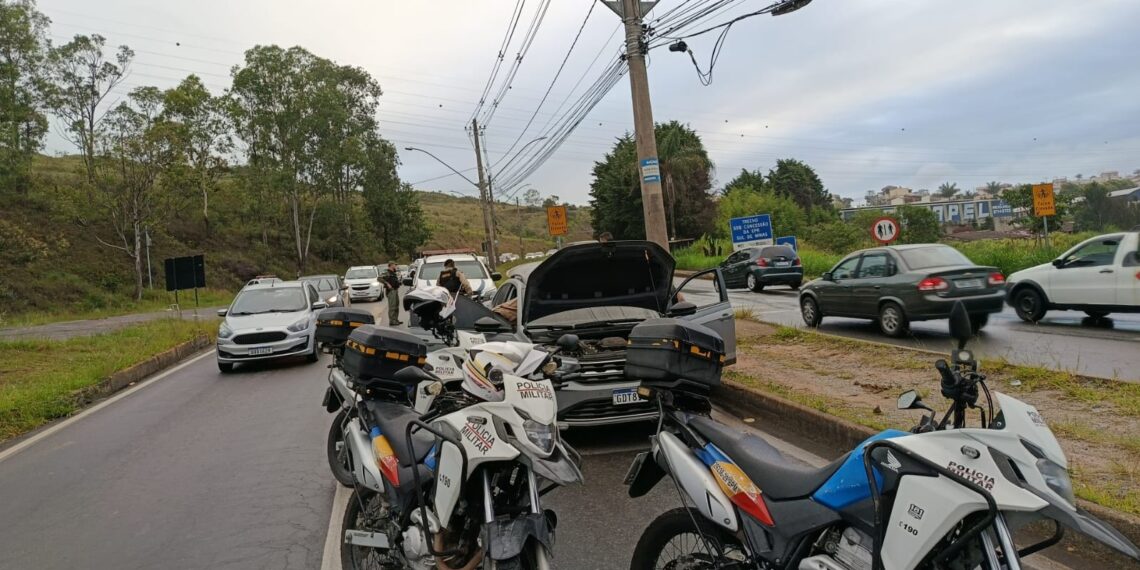 Motorista foge da polícia, provoca acidente e acaba preso em Poços de Caldas