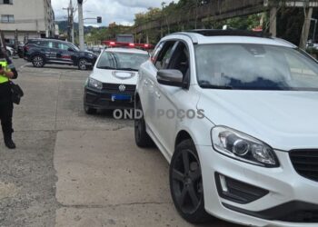 Demutran apreende carro com mais de R$ 30 mil em multas em Poços de Caldas