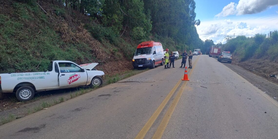 Homem de 30 anos morre após batida entre carro e caminhão na MGC-267, em Machado