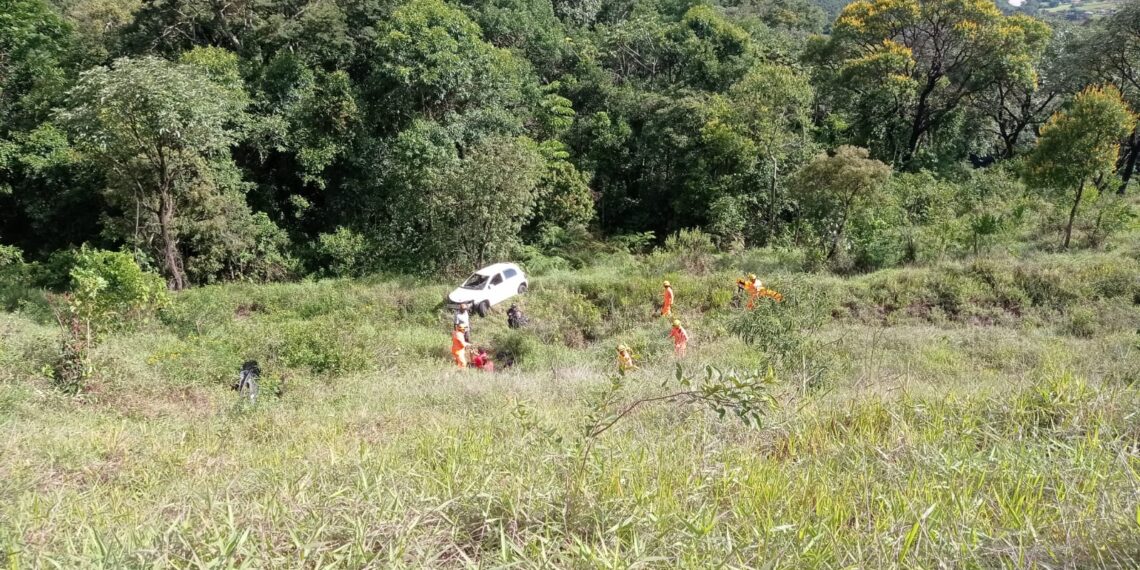 Duas pessoas ficam feridas após carro despencar em ribanceira de 30 metros perto do posto da PRF, em Poços