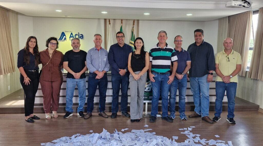 Sorteio do Natal Premiado da ACIA de Poços entrega carro 0km e celulares a consumidores do comércio local