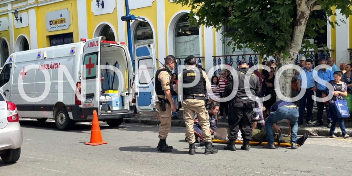 Idoso é atropelado por moto no centro de Poços de Caldas