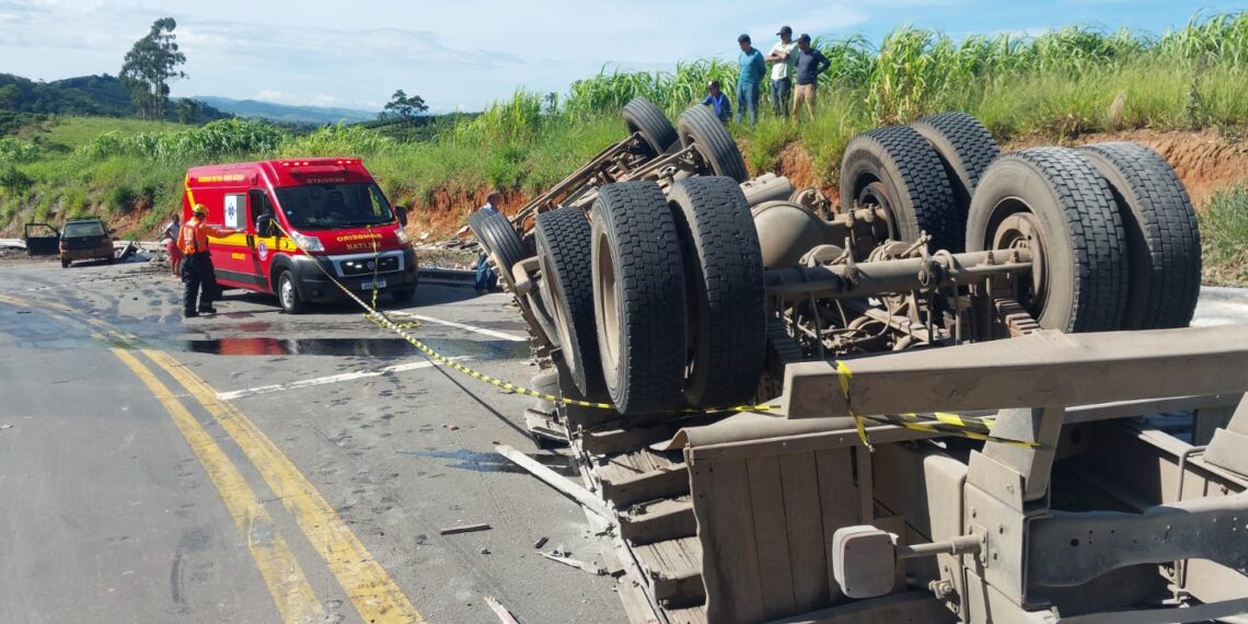 Caminhoneiro fica ferido em tombamento de carreta na BR-146