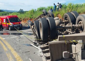 Caminhoneiro fica ferido em tombamento de carreta na BR-146