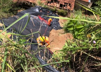 Bombeiros realizam cobertura emergencial em área de deslizamento de terra