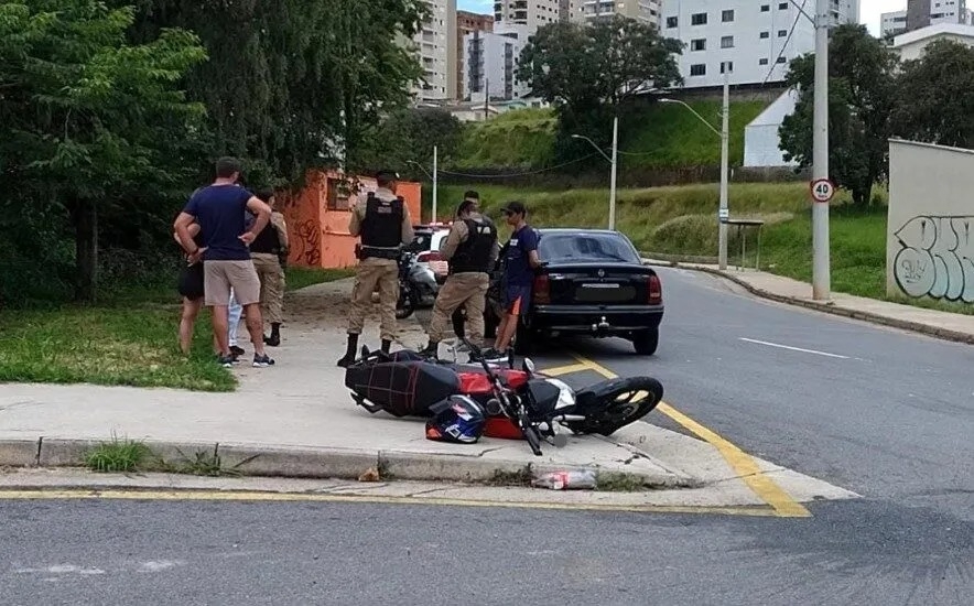 Acidente entre carro e moto deixa dois feridos em Poços