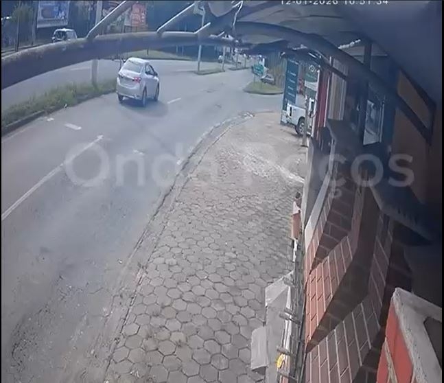 VÍDEO: carro avança sinal vermelho e provoca acidente com uma vítima em Poços