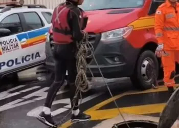 Criança desaparece em enxurrada enquanto brincava na rua em cidade do Sul de Minas