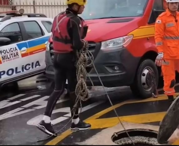 Criança desaparece em enxurrada enquanto brincava na rua em cidade do Sul de Minas