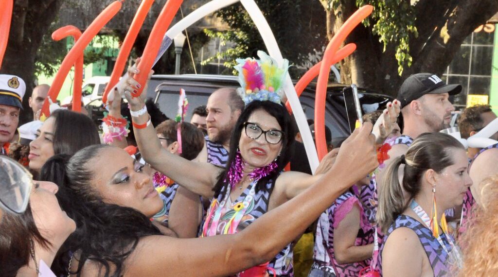 Incubadora Social de Poços oferece customização de abadás para o Carnaval
