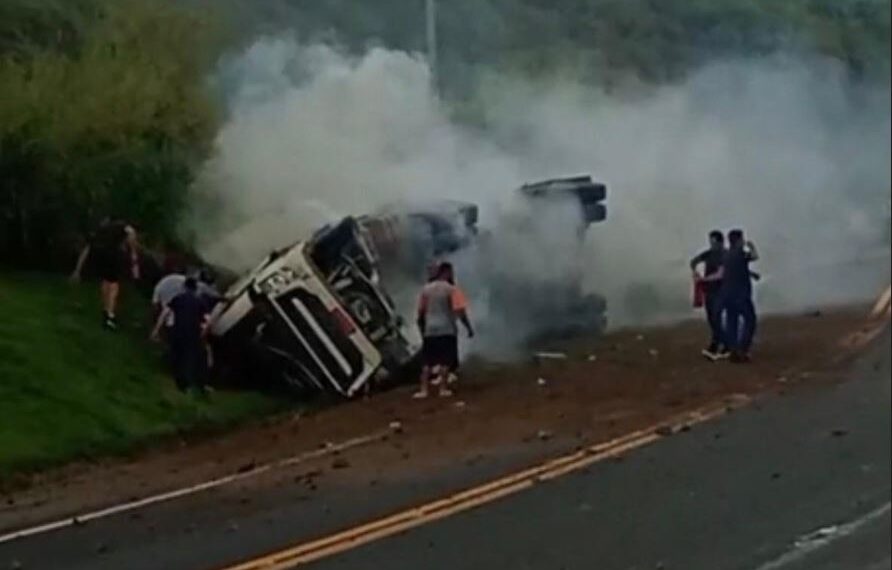 VÍDEO: acidente entre Poços de Caldas e Águas da Prata deixa caminhoneiro ferido
