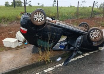 Carro capota e deixa uma pessoa ferida em Poços de Caldas