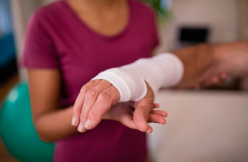 Açougueiro será indenizado em quase R$ 30 mil por fraturar o punho após queda em calçada