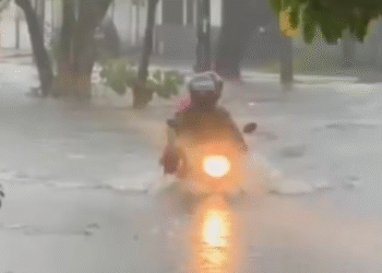 Homem morre ao tentar atravessar área alagada de moto em cidade da região