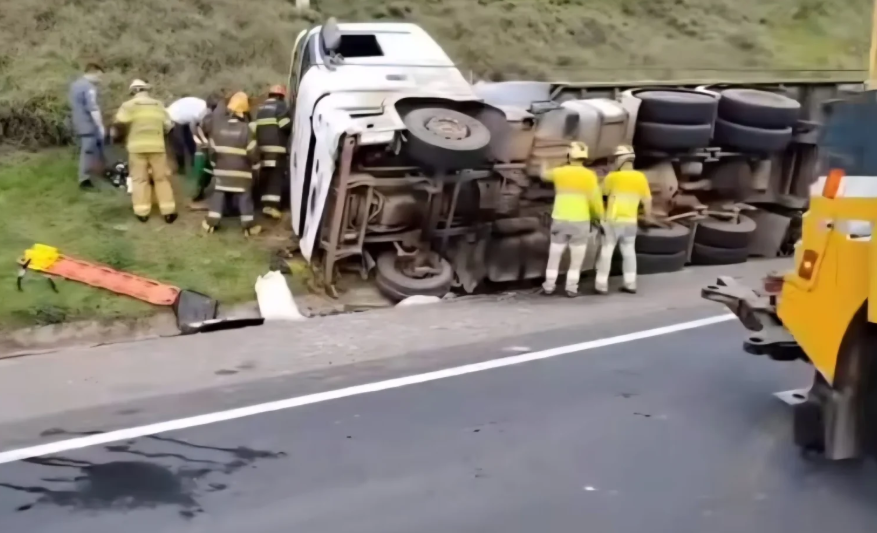 Motorista de carreta morre após acidente entre Poços e Águas da Prata
