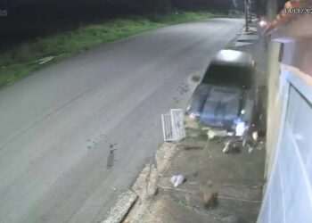 Motoristas abandonam veículo após colisão com residência em Poços