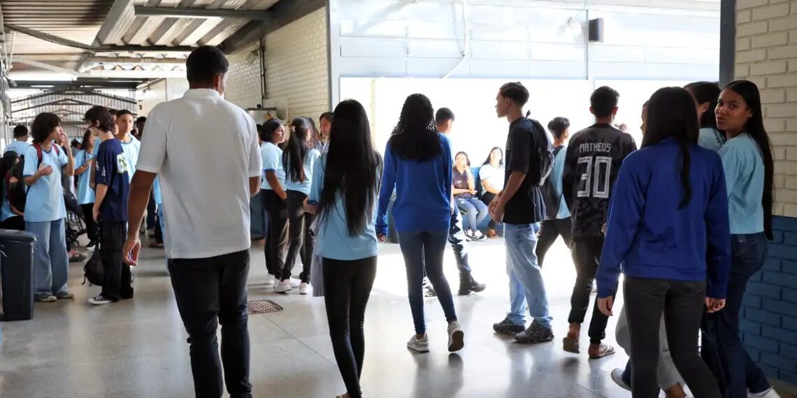 Acidente entre carro e bicicleta deixa dois jovens feridos na região
