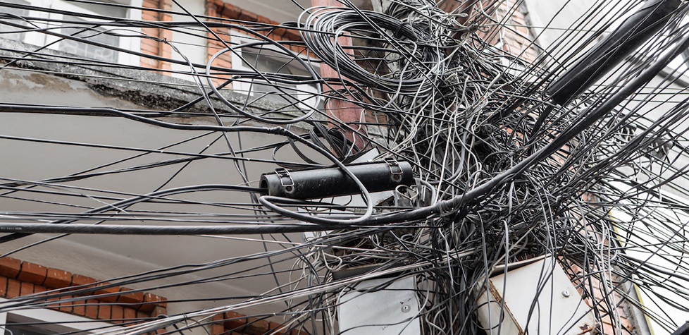 DME inicia mutirão para limpeza e organização das redes de telecomunicações em Poços e divulga bairros com desligamentos nesta semana