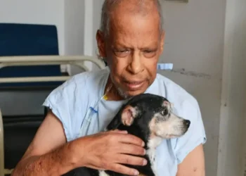 Paciente em cuidados paliativos recebe visita do cachorro na Santa Casa de Poços para se despedir