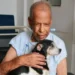 Paciente em cuidados paliativos recebe visita do cachorro na Santa Casa de Poços para se despedir