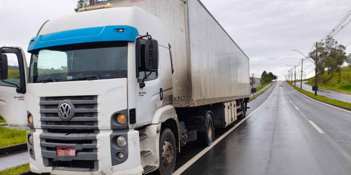 Carreta é apreendida com mais de 125 multas na MGC-146 em Poços de Caldas