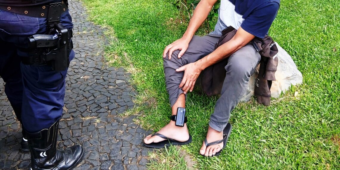 GCM aborda homem com tornozeleira em área do Carnaval de Poços de Caldas