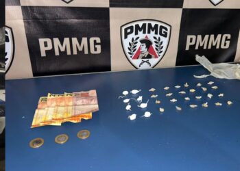 PM fecha o cerco em ponto denunciado por tráfico, apreende drogas e prende suspeito
