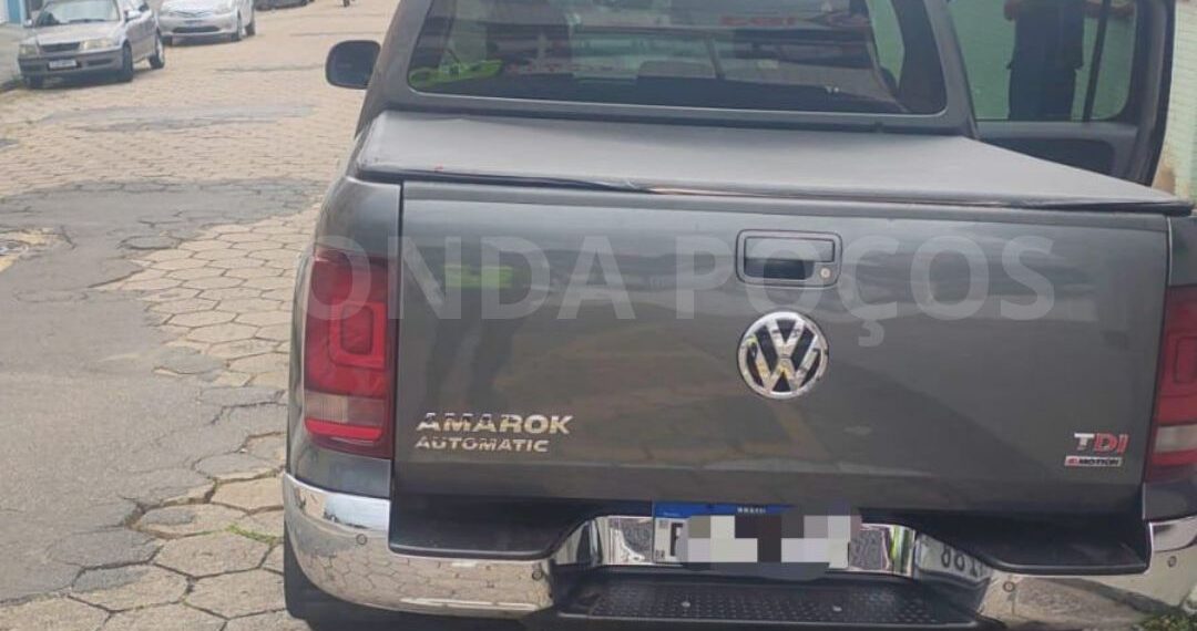 Demutran e PM apreendem caminhonete clonada em Poços de Caldas