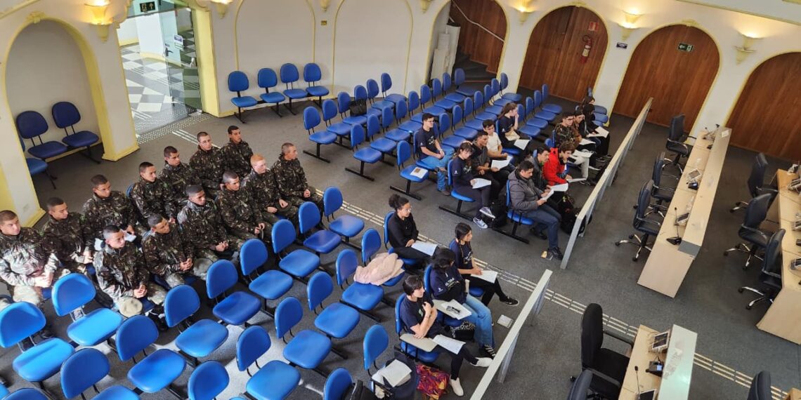 Parlamento Jovem de Poços terá participação de 12 escolas em 2026