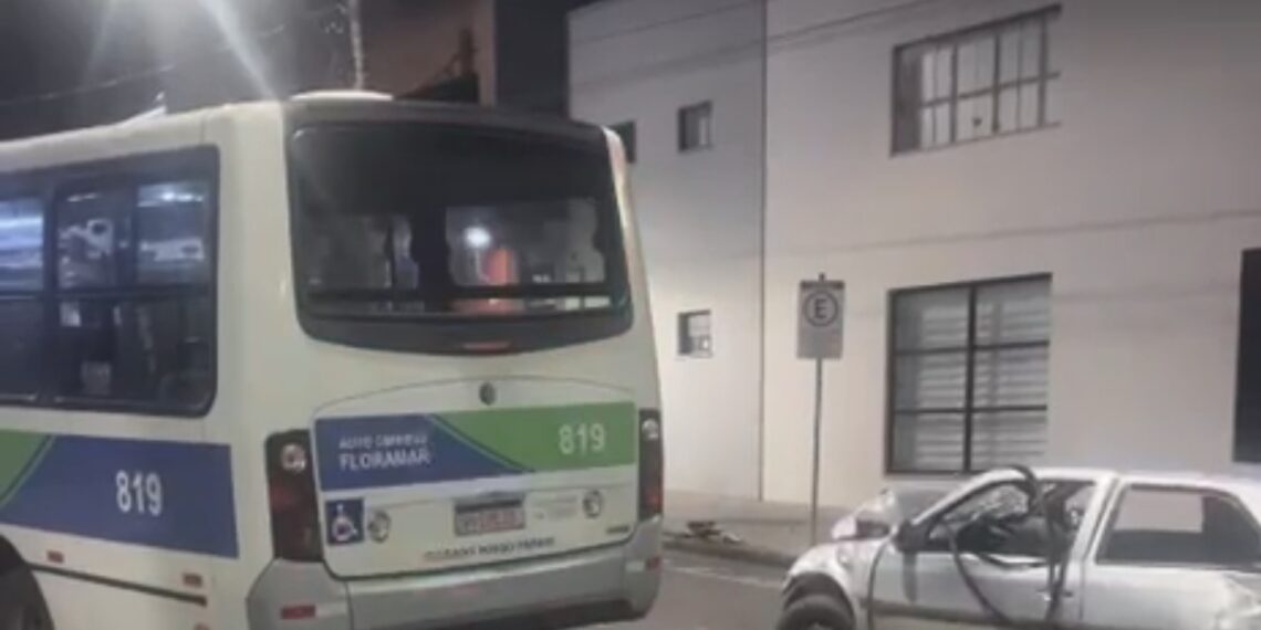 Motorista fura sinal, bate em ônibus no centro de Poços, abandona o carro e foge; duas pessoas ficam feridas