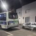 Motorista fura sinal, bate em ônibus no centro de Poços, abandona o carro e foge; duas pessoas ficam feridas
